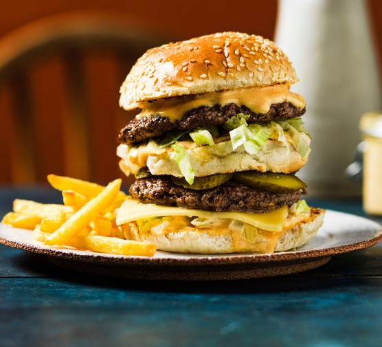 Double cheeseburger with chips